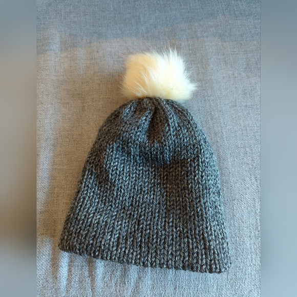 Kids knit toque with pompom - Picture 11 of 12